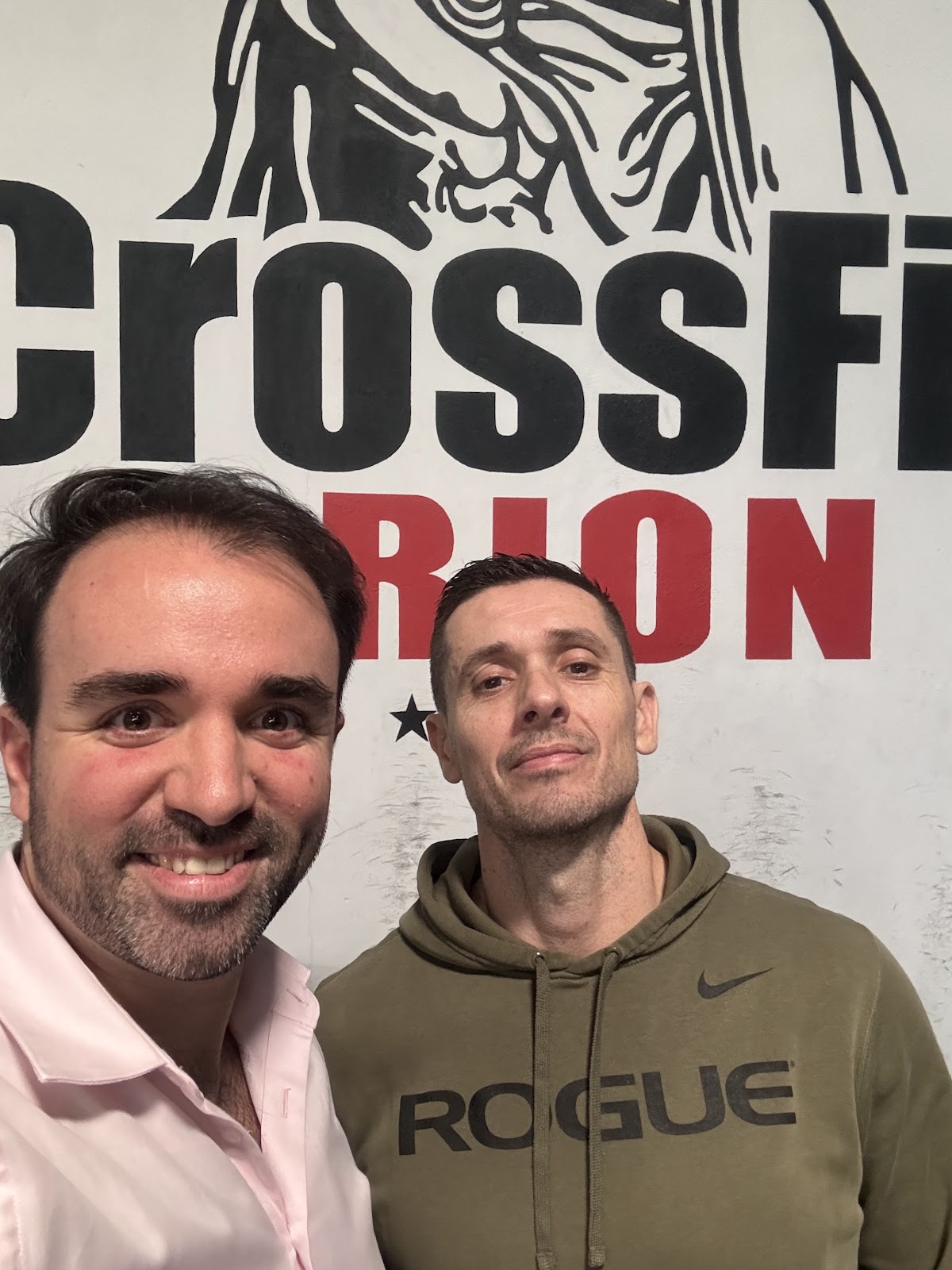 Pierre Tiab sur le terrain avec un gérant de salle de sport (1)
