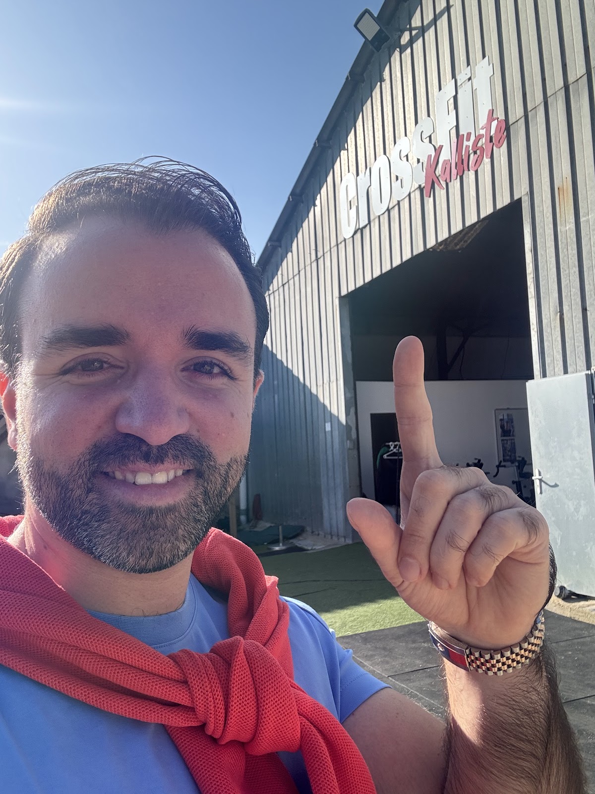 Pierre Tiab sur le terrain avec un gérant de salle de sport (2)
