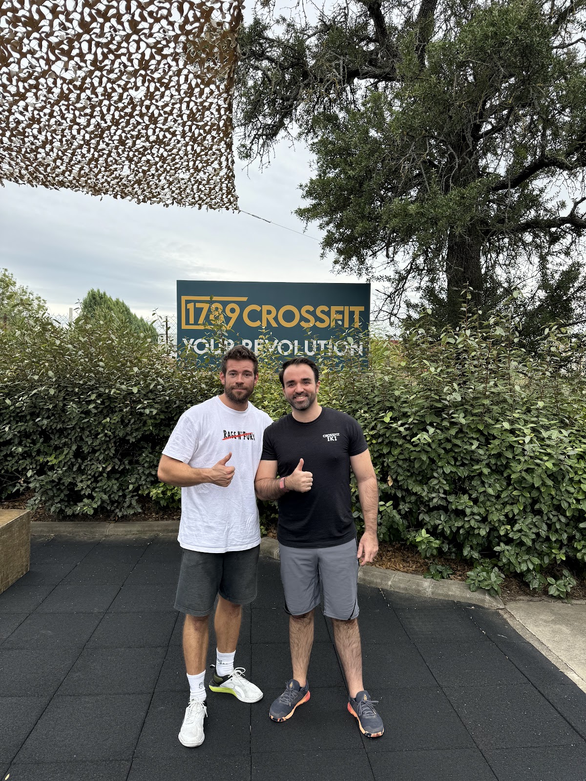 Pierre Tiab sur le terrain avec un gérant de salle de sport (5)