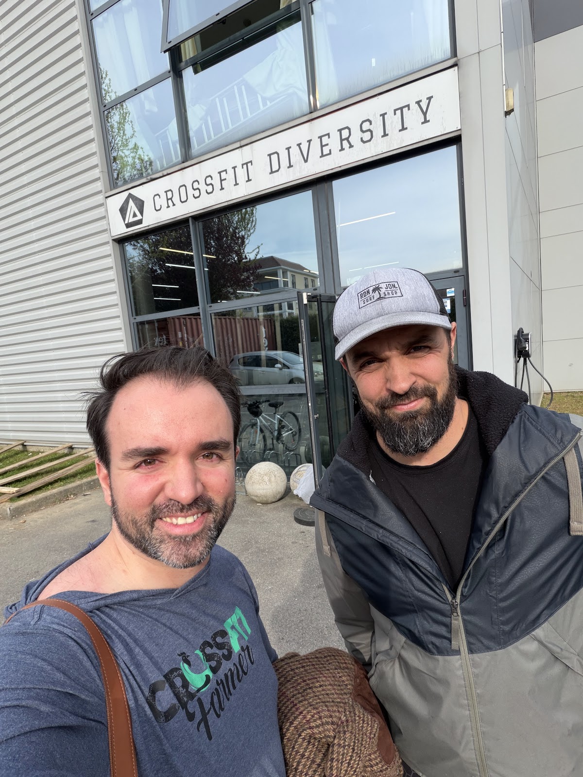 Pierre Tiab sur le terrain avec un gérant de salle de sport (7)