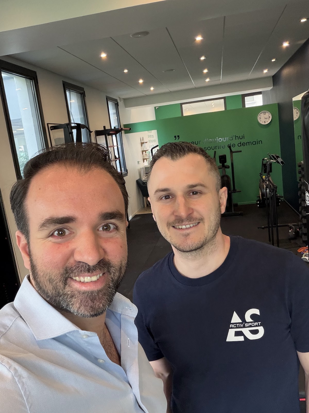 Pierre Tiab sur le terrain avec un gérant de salle de sport (4)