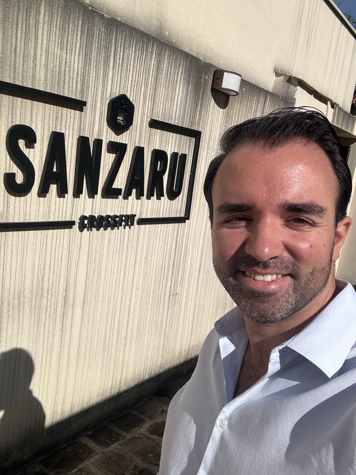 Pierre Tiab sur le terrain avec un gérant de salle de sport (6)
